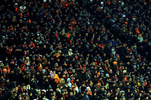 ДОНЕЦК, УКРАИНА - 25 февраля: болельщики смотрят матч Европы УЕФА — стоковое фото