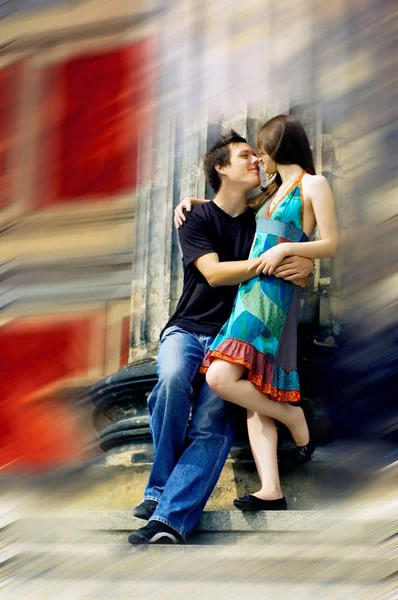 Zwei glückliche Liebe jung auf verschwommenem historischen Hintergrund — Stockfoto