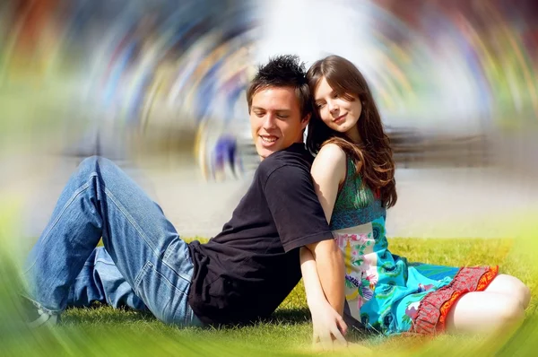 Två lycka kärlek unga på blur historisk bakgrund — Stockfoto