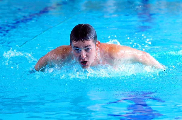 Nuotatore nuotatore nella piscina ad acqua — Foto Stock