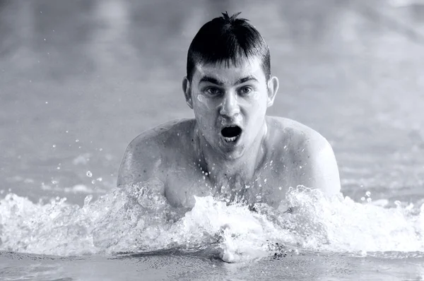 Κολυμβητής κολύμπι στην πισίνα του — Φωτογραφία Αρχείου