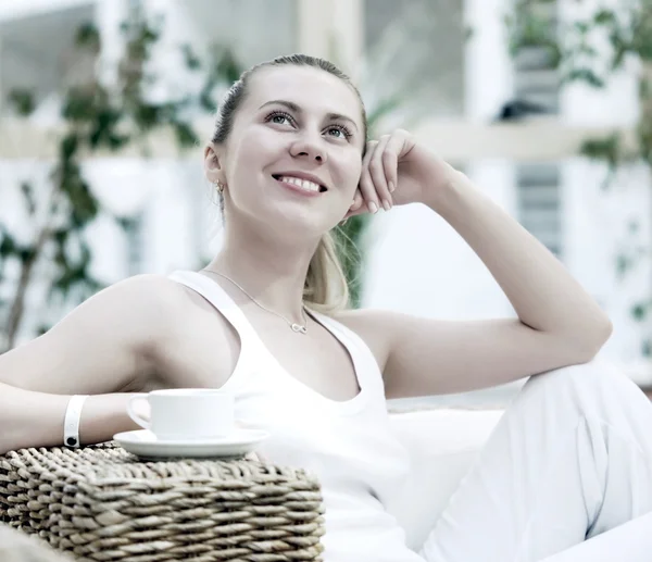 Gelukkige vrouw in wit met kopje koffie of thee bij slaapkamer — Stockfoto
