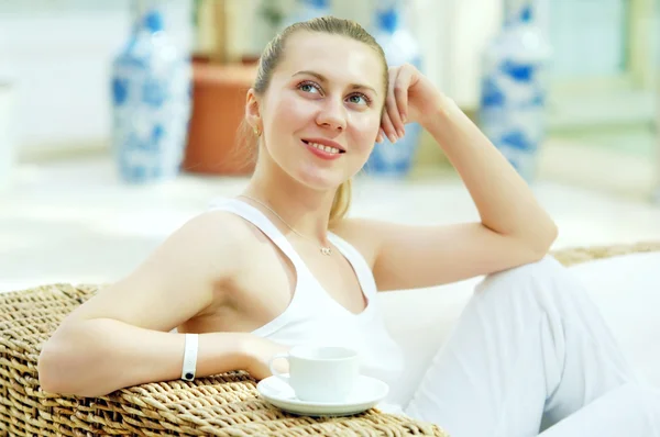 Mujer feliz en blanco con taza de café o té en el dormitorio —  Fotos de Stock
