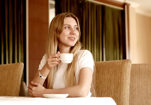 Donna felice in bianco con tazza di caffè o tè . — Foto Stock
