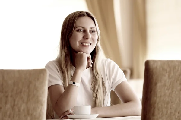 Mujer feliz en blanco con taza de café o té . —  Fotos de Stock