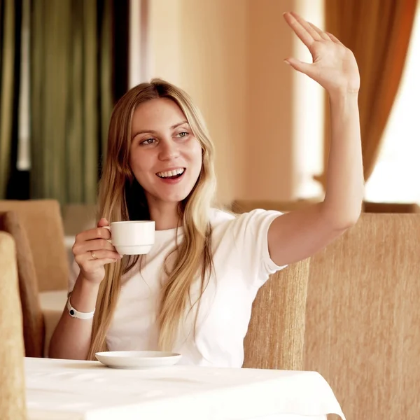 Mulher feliz em branco com xícara de café ou chá . — Fotografia de Stock