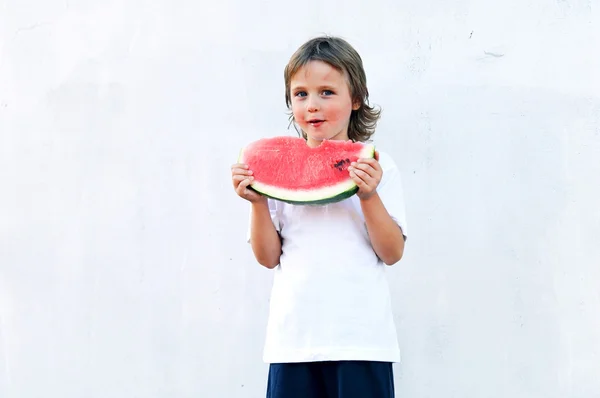 Dziecko z częścią arbuza, na białym tle na białym tle — Zdjęcie stockowe