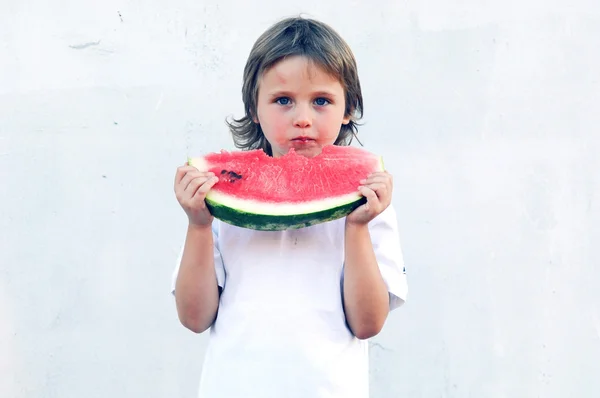Dziecko z częścią arbuza, na białym tle na białym tle — Zdjęcie stockowe
