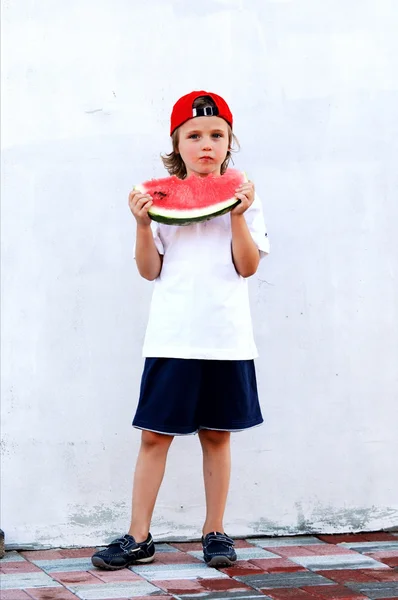 Dítě s částí meloun, izolovaných na bílém pozadí — Stock fotografie