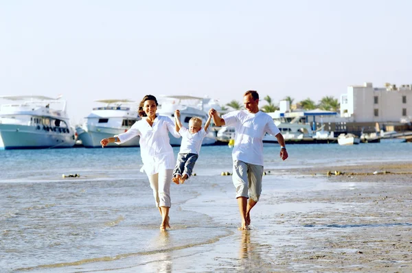 Mutlu genç aile plajda eğlenmek görünümünü — Stok fotoğraf