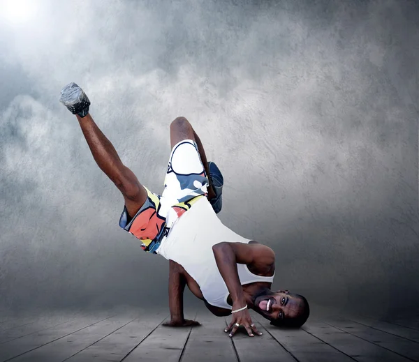 Jonge man danser in nieuwe verblijf pose — Stockfoto