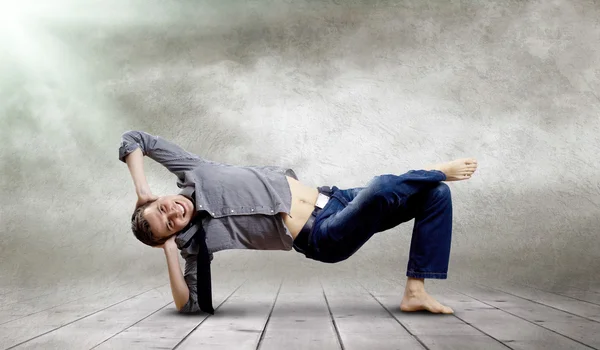 Jonge man danser in nieuwe verblijf pose — Stockfoto