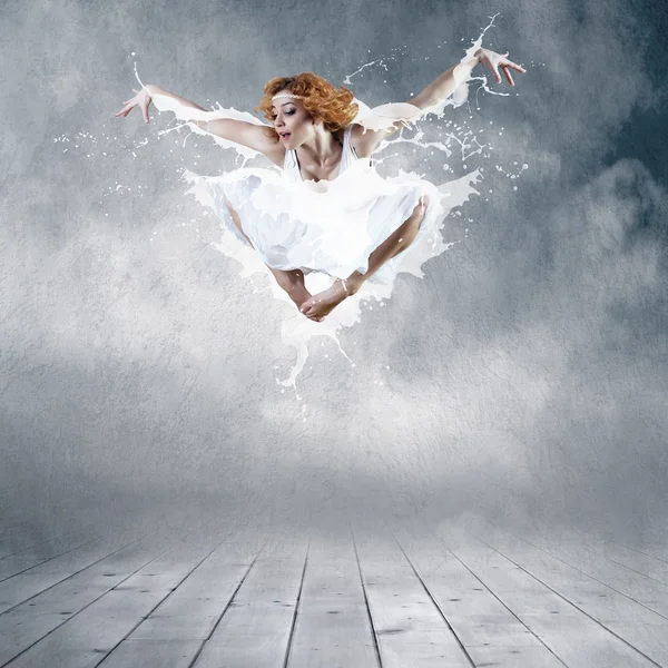 Salto de bailarina com vestido de leite — Fotografia de Stock