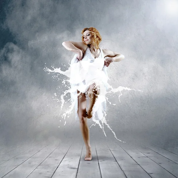 Прыжок балерины с молочным платьем — стоковое фото