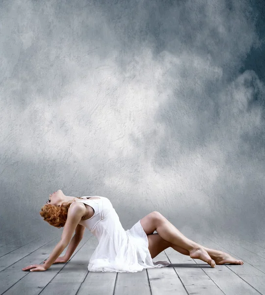 Femme danseuse assise posant sur le fond — Photo
