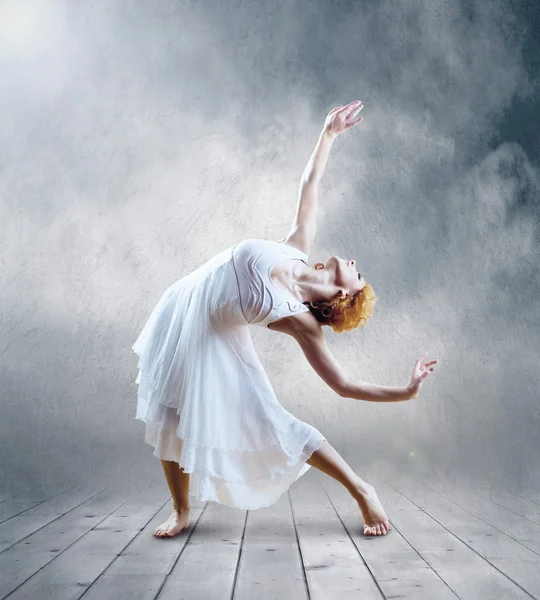 Tänzerin posiert im Hintergrund — Stockfoto