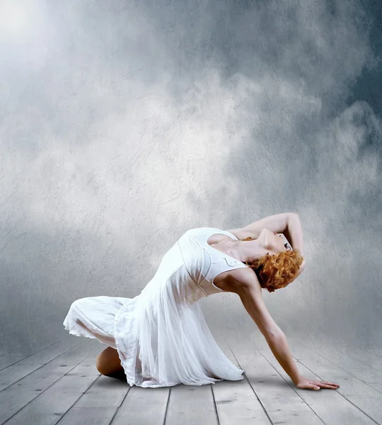 Pózol a háttérben ülő nő táncos — Stock Fotó