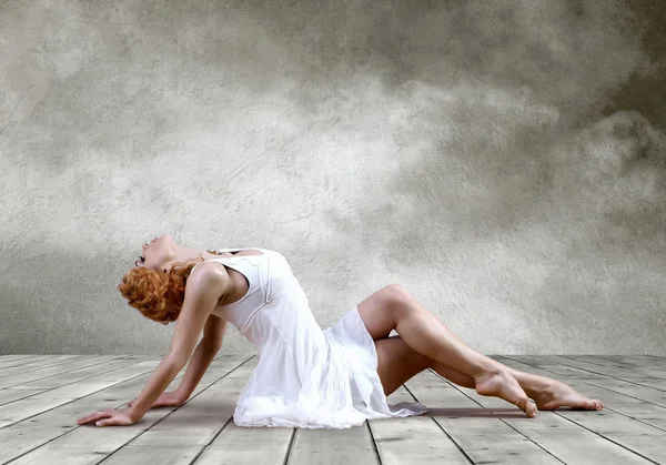 Vrouw danser zitplaatsen die zich voordeed op achtergrond — Stockfoto