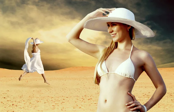 Mujeres hermosas jóvenes en bikini blanco y sombrero, relajación al sol —  Fotos de Stock