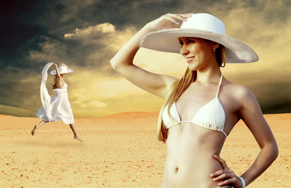 Unga vackra kvinnor i whitebikini och hatt, avkoppling på sunn — Stockfoto
