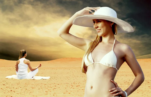 Young beautiful women in whitebikini and hat, relaxation at sunn — Stock Photo, Image