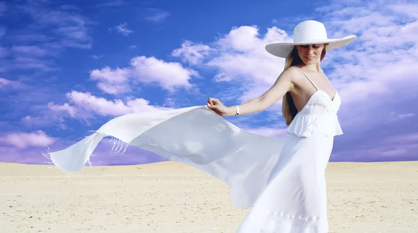 Beyaz, gevşeme güneşli çöl, genç güzel kadın — Stok fotoğraf