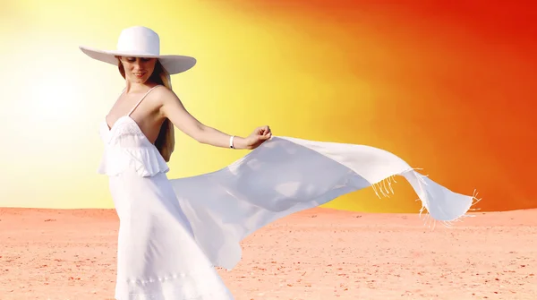 Молоді красиві жінки в білому, розслаблення в сонячній пустелі — стокове фото