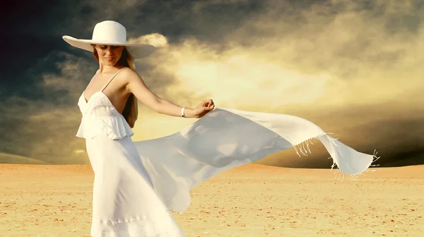 Mladé krásné ženy v bílé, relaxace na slunné poušť — Stock fotografie