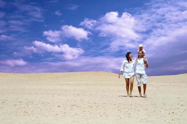 Счастье семьи весело в пустыне в солнечный день — стоковое фото