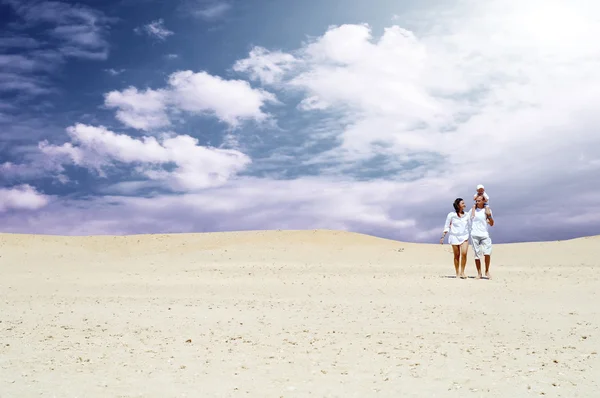 Geluk Familieplezier in woestijn in zonnige dag — Stockfoto