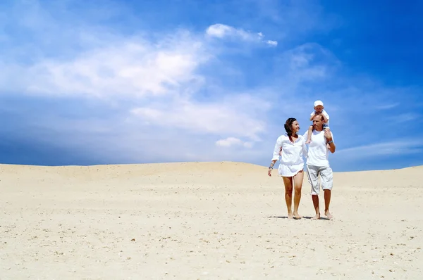 Geluk Familieplezier in woestijn in zonnige dag — Stockfoto