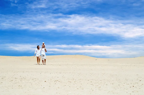 Felicidade diversão em família no deserto em dia ensolarado — Fotografia de Stock