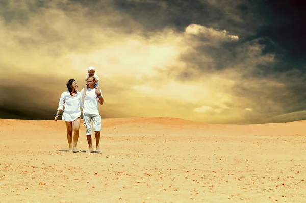 Glück Familienspaß in der Wüste bei sonnigem Tag — Stockfoto