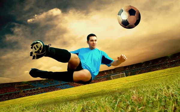 Štěstí fotbalový hráč na poli olimpic stadionu na východ slunce — Stock fotografie