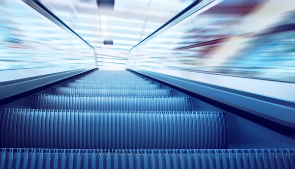 Эскалатор движения на железнодорожной станции — стоковое фото