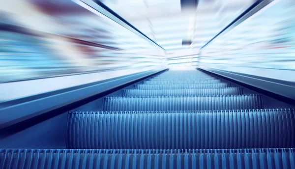 Κινείται κυλιόμενες σκάλες στο σιδηροδρομικό σταθμό — Φωτογραφία Αρχείου