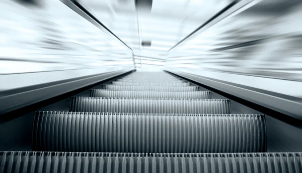 Escalera móvil en la estación de tren — Foto de Stock