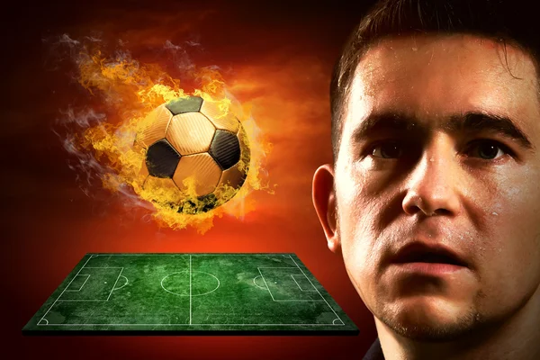 Voetbal-speler en brand bal op het veld — Stockfoto