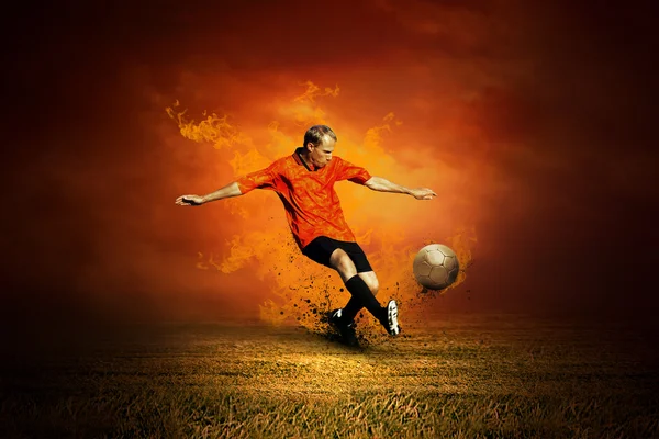 Voetbal speler op het veld buitenshuis — Stockfoto