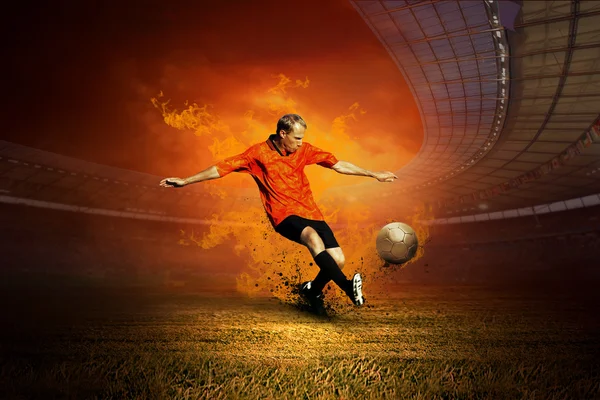 Voetbal speler op het veld buitenshuis — Stockfoto