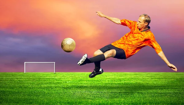 Jugador de fútbol al aire libre —  Fotos de Stock