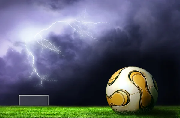 Футбольный мяч на зеленой траве и фоне неба — стоковое фото