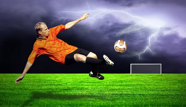 Shoot of football player on the outdoors field — Stock Photo, Image