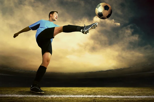 Shoot of football player on the outdoor field — Stock Photo, Image