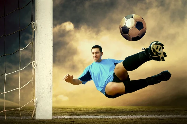 Tiro de jogador de futebol no campo ao ar livre — Fotografia de Stock