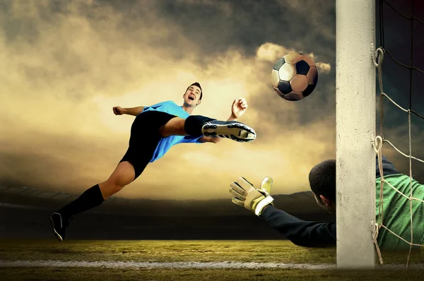 フットボール選手とゴールキーパーのシュート — ストック写真