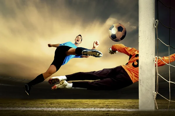Ateş, futbolcu ve kaleci — Stok fotoğraf