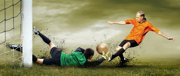 Tiro de jogador de futebol e goleiro no campo ao ar livre — Fotografia de Stock