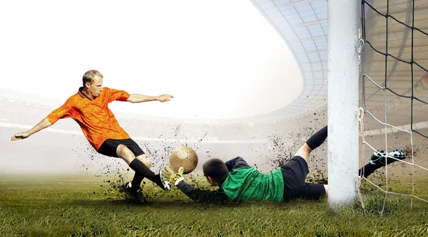 futbolcu ve kaleci alanında jump Shoot