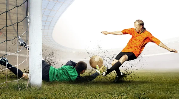 フットボール選手とゴールキーパーのフィールド上のジャンプのシュート — ストック写真